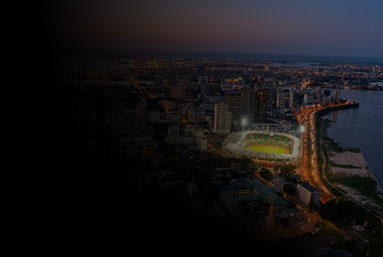 Vue aérienne d'Abidjan de nuit